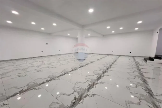 Vlore, jepet me qera ambjent biznesi Kati 0, 240 m² 2.000 € (Blv.Ismail Qemali)