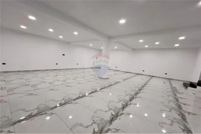 Vlore, jepet me qera ambjent biznesi Kati 0, 240 m² 2.000 € (Blv.Ismail Qemali)