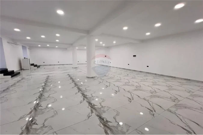 Vlore, jepet me qera ambjent biznesi Kati 0, 240 m² 2.000 € (Blv.Ismail Qemali)