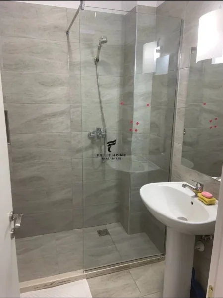 Tirane, jepet me qera apartament 1+1+Ballkon Kati 2, 65 m² 650 € (KOMUNA E PARISIT)