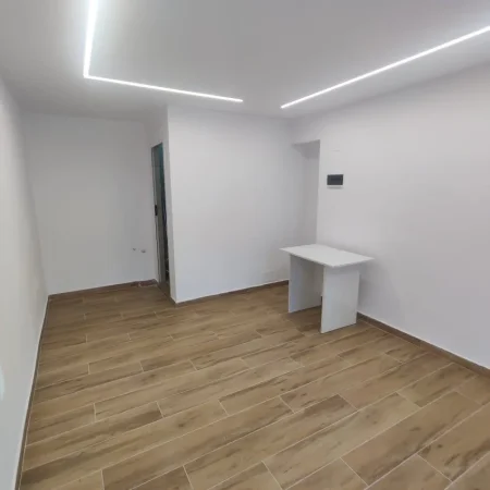 Tirane, jepet me qera ambjent biznesi Kati 0, 20 m² 500 € (BULEVARDI BAJRAM CURRI)
