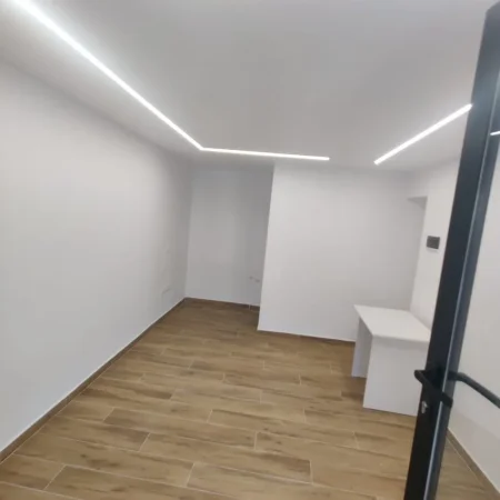 Tirane, jepet me qera ambjent biznesi Kati 0, 20 m² 500 € (BULEVARDI BAJRAM CURRI)