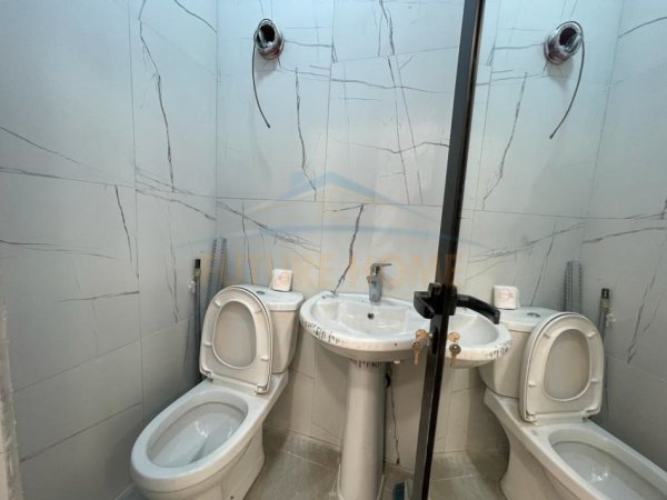 Shitet, Ambient Biznesi, Rruga e Kavajës, Tiranë.