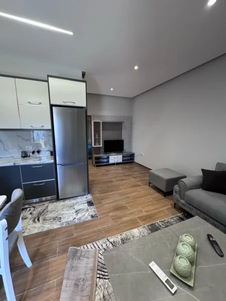 Tirane, jepet me qera shtepi 2+1+Ballkon Kati 2, 90 m² 450 € (rruga 3 Deshmoret)