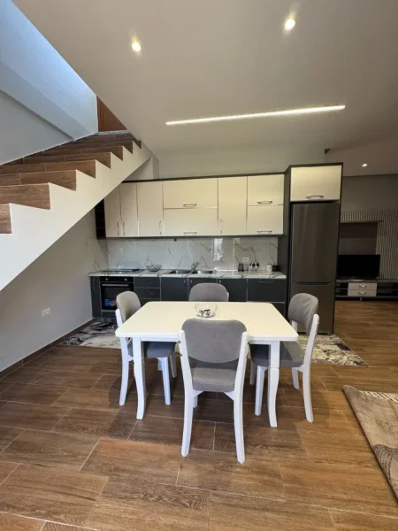 Tirane, jepet me qera shtepi 2+1+Ballkon Kati 2, 90 m² 450 € (rruga 3 Deshmoret)