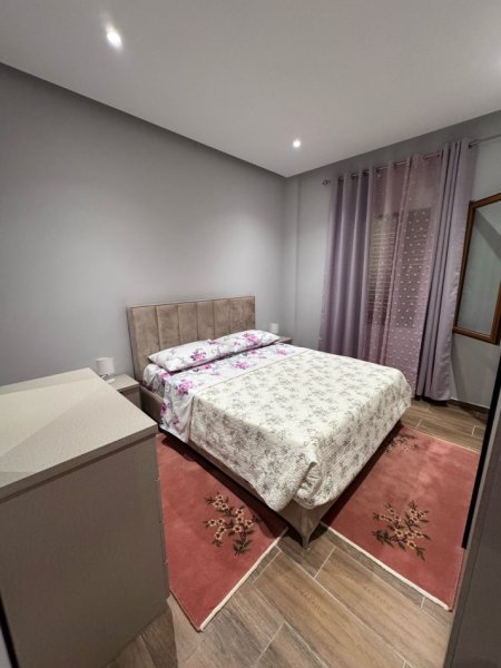 Tirane, jepet me qera shtepi 2+1+Ballkon Kati 2, 90 m² 450 € (rruga 3 Deshmoret)