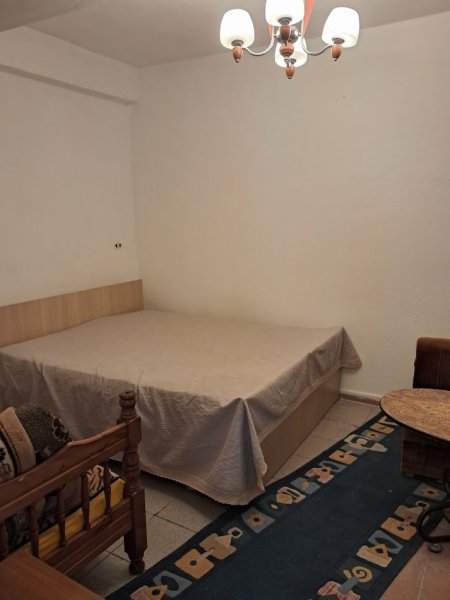 Tirane, jepet me qera garsonier 1+1 Kati 1, 30 m² (Fundi Rruges Jordan Misja)