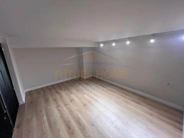 Shitet, Duplex, Pallati me Shigjeta, Tiranë.