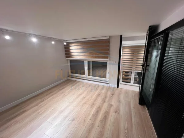 Shitet, Duplex, Pallati me Shigjeta, Tiranë.