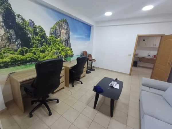 ZYRE ME QIRA NE BLLOK   114 m² 1.200 €