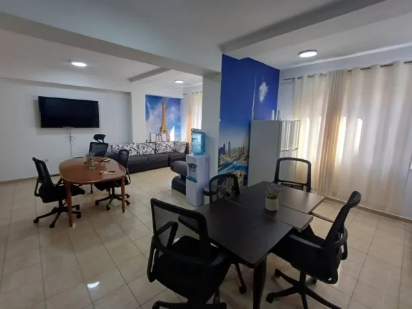 ZYRE ME QIRA NE BLLOK   114 m² 1.200 €