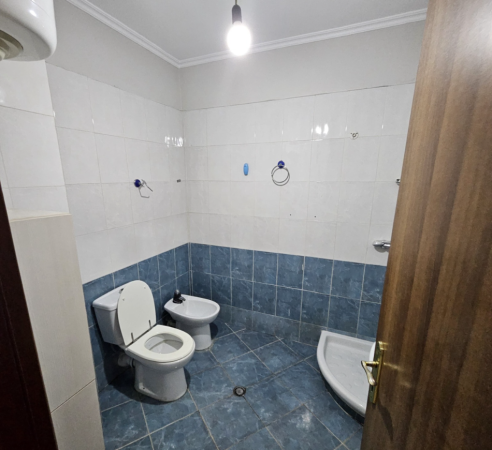 Tirane, jepet me qera apartament 1+1 Kati 11, 100 m² 500 € (rruga e kavajes)