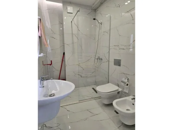 Tirane, jap me qera apartament 1+1 , 70 m² 600 € (Kodra e Diellit)