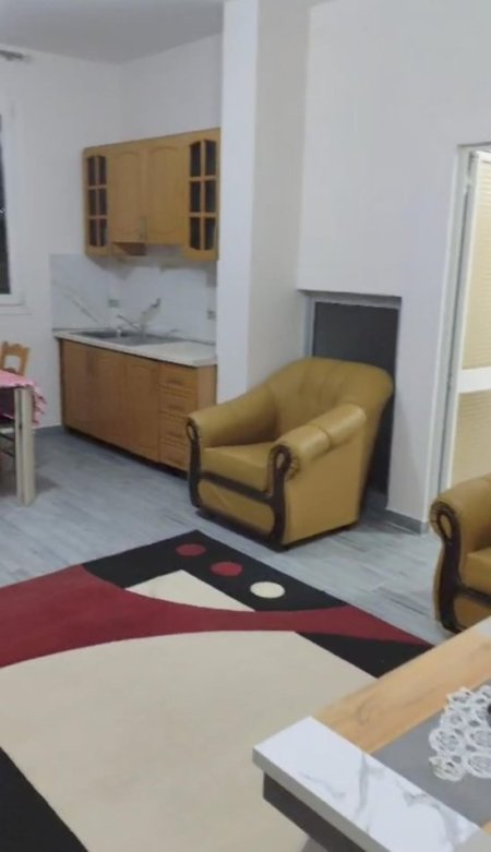 Tirane, jepet me qera apartament 2+1+Aneks+Ballkon Kati 1, 90 m² 400 € (laprake)