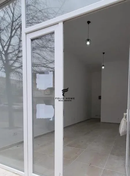 Tirane, jepet me qera dyqan Kati 0, 30 m² 900 € (21 DHJETORI)