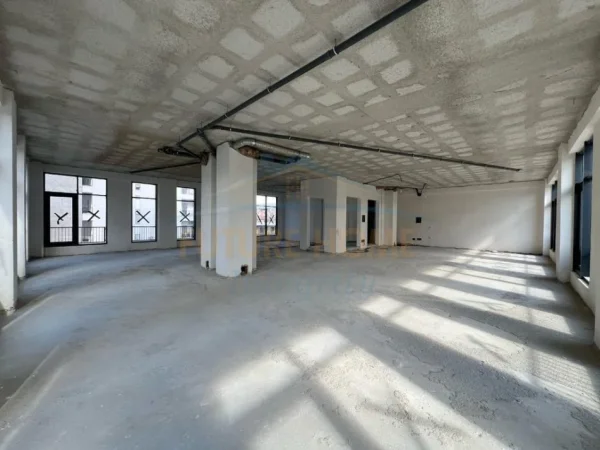 Tirane, shitet ambjent biznesi Kati 1, 260 m² 676.000 € (Porcelan)
