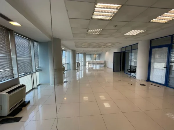 Tirane, jepet me qera zyre Kati 11, 269 m² 2.800 € (rruga e saraceve)