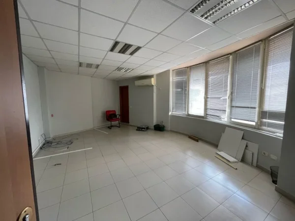 Tirane, jepet me qera zyre Kati 11, 269 m² 2.800 € (rruga e saraceve)