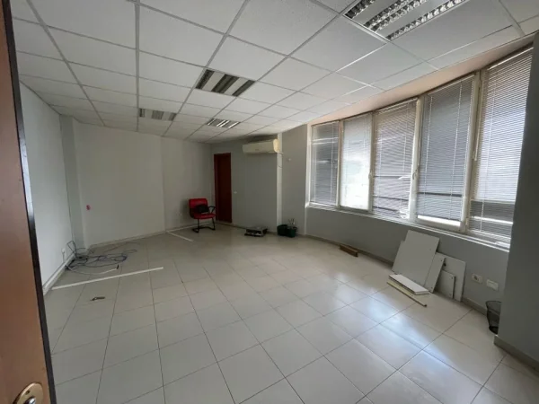 Tirane, jepet me qera zyre Kati 11, 269 m² 2.800 € (rruga e saraceve)