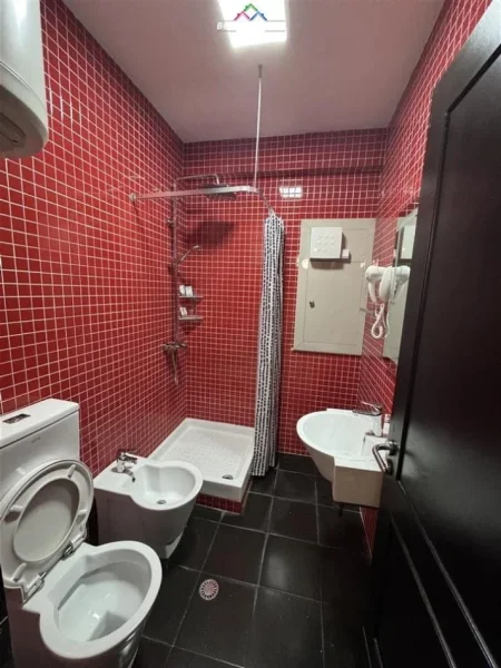 Tirane, jepet me qera apartament 2+1 Kati 8, 120 m² 700 € (selvia)