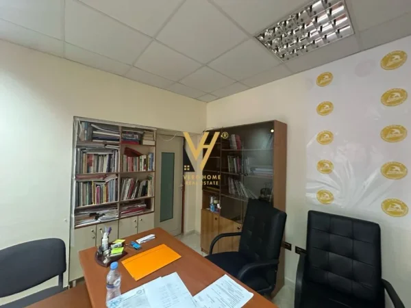 Tirane, jepet me qera zyre Kati 1, 20 m² 450 € (RRUGA FORTUZI)