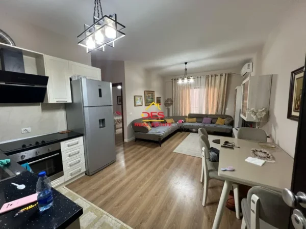 Vlore, shitet apartament 2+1+Ballkon Kati 3, 92 m² 180.000 € (Rruga Dhimitër Konomi)