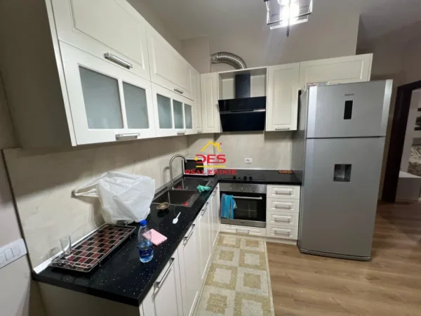 Vlore, shitet apartament 2+1+Ballkon Kati 3, 92 m² 180.000 € (Rruga Dhimitër Konomi)
