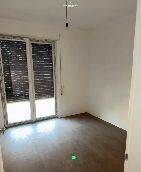 Tirane, jepet me qera zyre Kati 3, 95 m² 1000 € (pazari i ri)