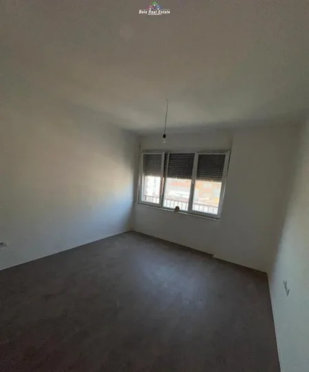 Tirane, jepet me qera zyre Kati 3, 95 m² 1000 € (pazari i ri)