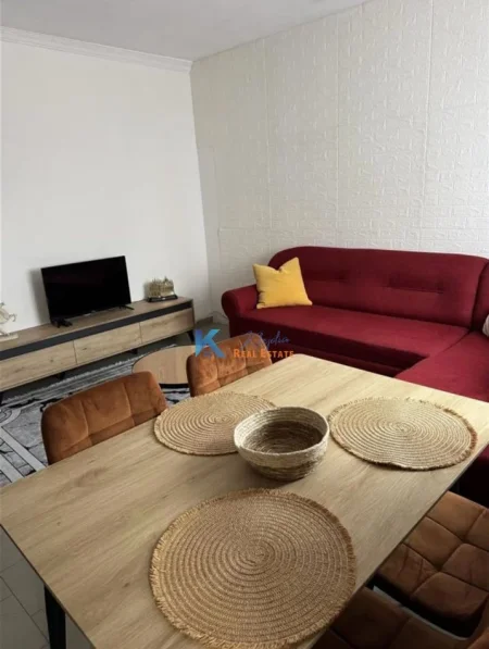 Tirane, jap me qera apartament 1+1+Ballkon Kati 3, 60 m² (afer Shkolles se Kuqe)