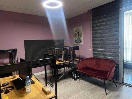 Tirane, jepet me qera ambjent biznesi+post parkimi Kati 7, 180 m² 1.300 € (ish Profarma, Xhamlliku, Tiranë. AREA50793)