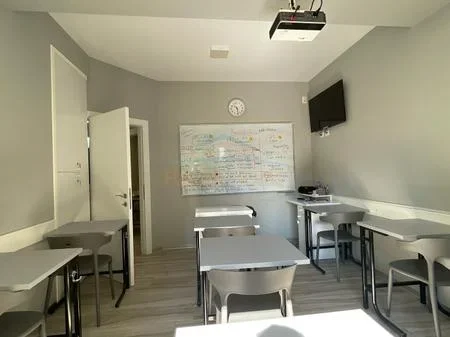 Qera, Ambient Komercial, perball Maternitetit te Ri, Tiranë. AREA50795