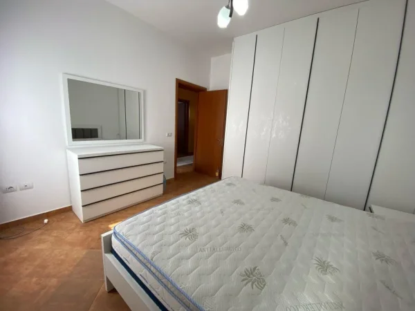 Tirane, jepet me qera apartament 2+1 Kati 2, 97 m² 600 € (Shkoze)