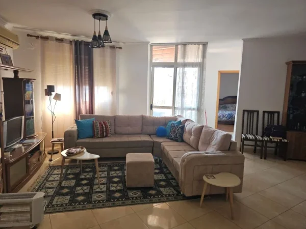 Tirane, jepet me qera apartament 2+1+Ballkon Kati 7, 112 m² 600 € (APARTAMENT ME QIRA 2+1 ,RR BARRIKADA)