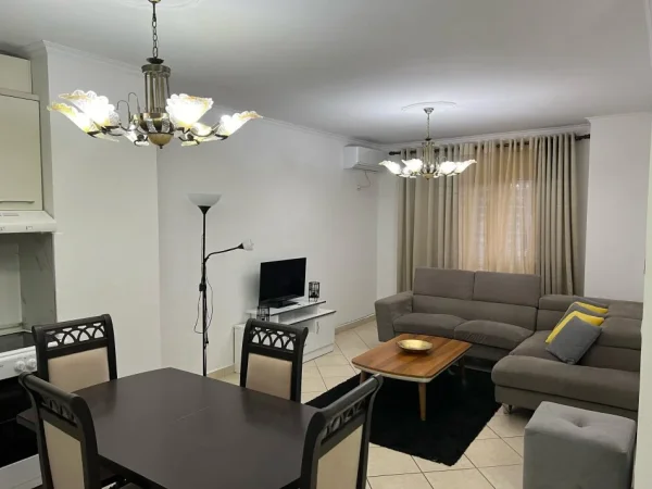 Tirane, jepet me qera apartament 2+1 Kati 4, 85 m² 680 € (Komuna e Parisit)