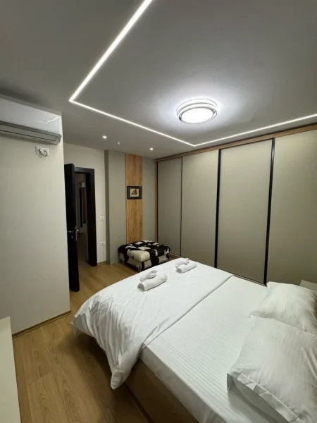 Tirane, jepet me qera apartament 2+1 Kati 8, 120 m² 650 € (Selvia)