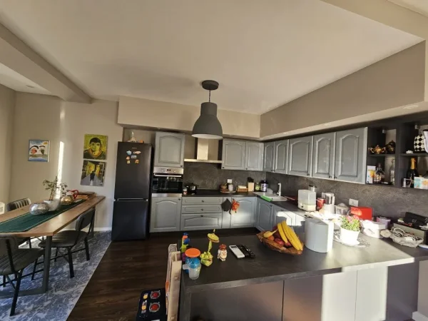 Tirane, shitet apartament 2+1+Ballkon Kati 3, 122 m² 318.000 € (Rruga Barrikadave)