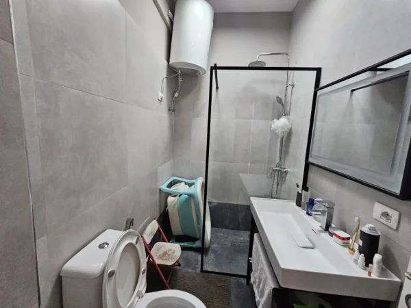 Tirane, shitet apartament 2+1+Ballkon Kati 3, 122 m² 318.000 € (Rruga Barrikadave)