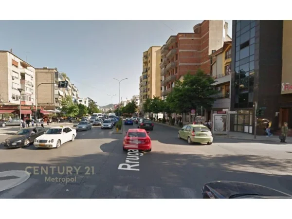 Tirane, jepet me qera ambjent biznesi Kati 2, 220 m² 2.000 € (21 DHJETORI)
