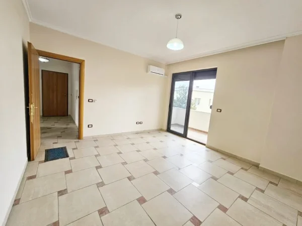 Tirane, jepet me qera ambjent biznesi Kati 3, 132 m² 1.100 € (Rruga e Durresit)