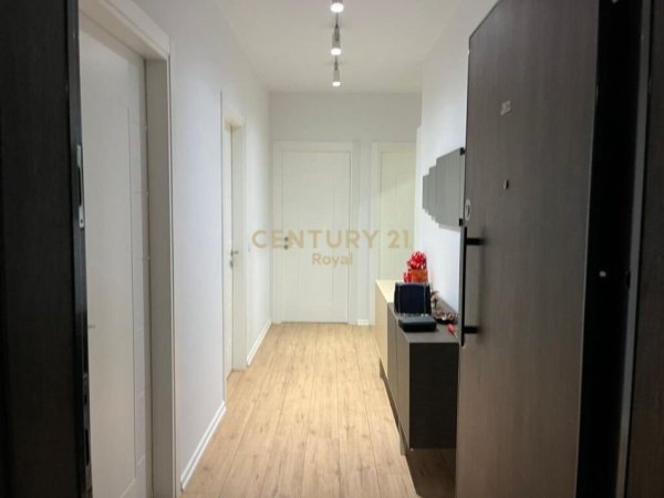 Tirane, jepet me qera apartament 2+1+Aneks+Ballkon Kati 7, 120 m² 800 € (Pazari i Ri)