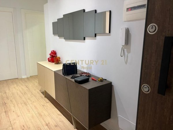 Tirane, jepet me qera apartament 2+1+Aneks+Ballkon Kati 7, 120 m² 800 € (Pazari i Ri)