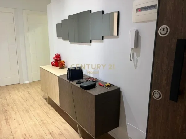 Tirane, jepet me qera apartament 2+1+Aneks+Ballkon Kati 7, 120 m² 800 € (Pazari i Ri)