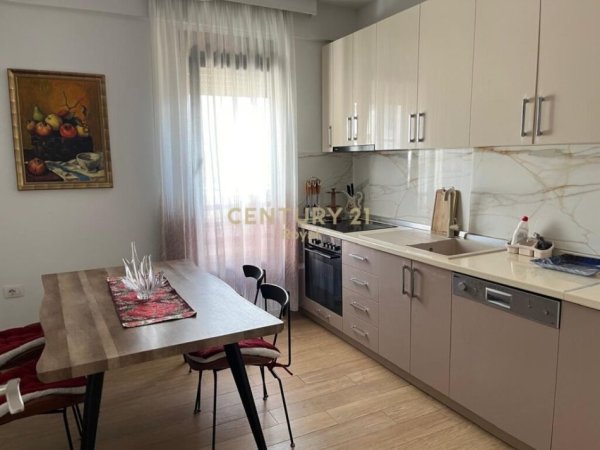 Tirane, jepet me qera apartament 2+1+Aneks+Ballkon Kati 7, 120 m² 800 € (Pazari i Ri)