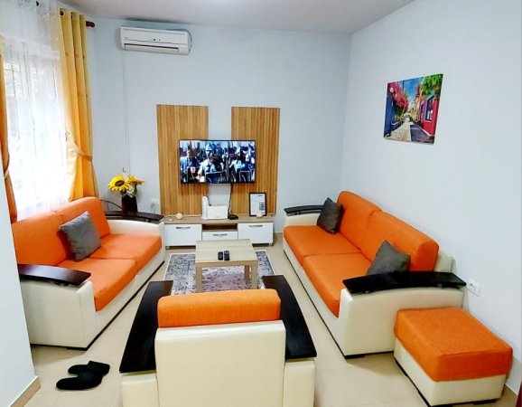 Tirane, Jepet me qera apartament 1+1 ne Qender Kati 0, 105 m² 620 Euro (Rruga Comeve)