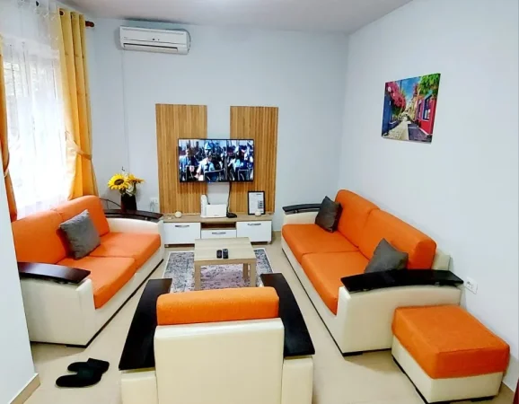 Tirane, Jepet me qera apartament 1+1 ne Qender Kati 0, 105 m² 650 Euro (Rruga Comeve)