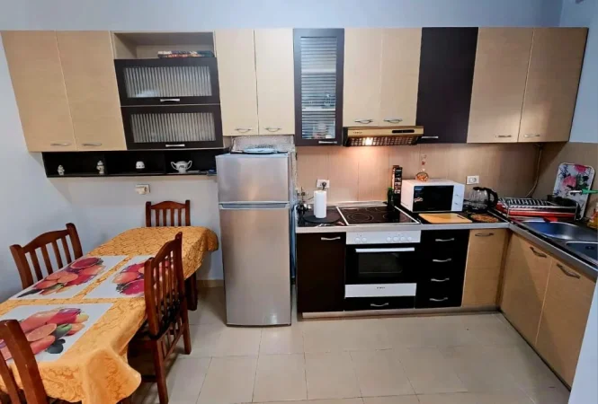 Tirane, Jepet me qera apartament 1+1 ne Qender Kati 0, 105 m² 650 Euro (Rruga Comeve)