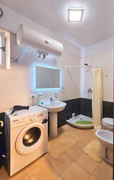 Tirane, Jepet me qera apartament 1+1 ne Qender Kati 0, 105 m² 620 Euro (Rruga Comeve)