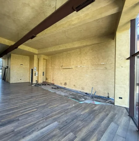 Tirane, jepet me qera lokal Kati 0, 118 m² 2.000 € (Stadiumi Dinamo)