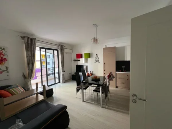 Tirane, jepet me qera apartament 2+1+Ballkon Kati 4, 82 m² 450 € (3 deshmoret)